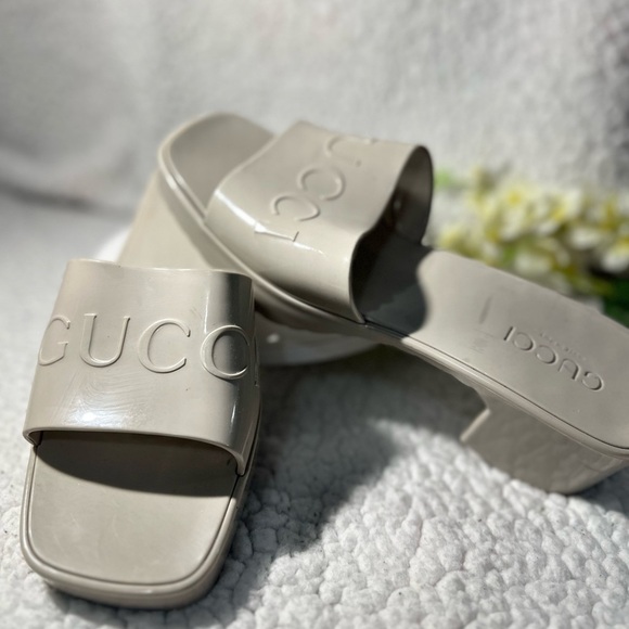 Gucci Cream Sandals - Picture 4 of 5